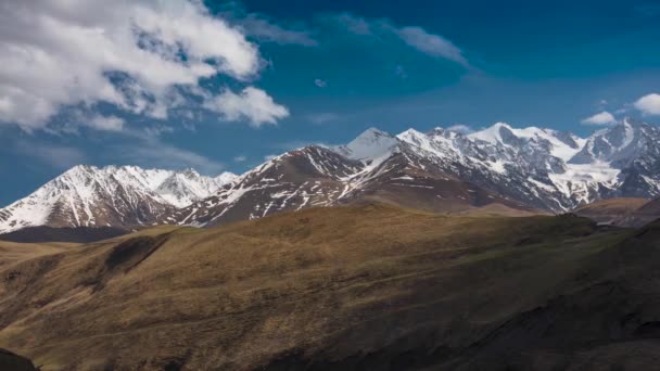 Movimento Nuvens Através Céu Sobre Montanhas Paisagem Natureza Norte Cáucaso — Vídeo de Stock