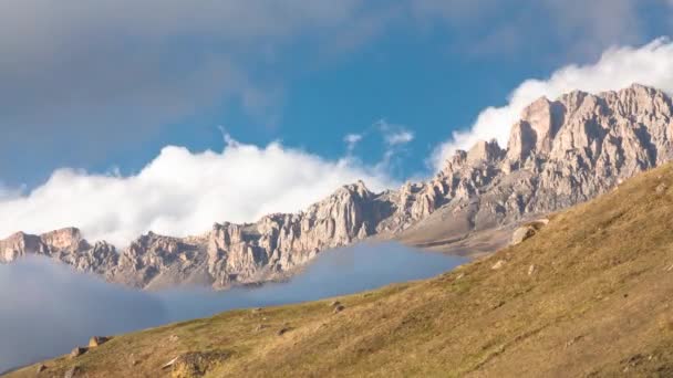 雲の中の山 山の峡谷の上に雲の動き 北コーカサスの風景と自然 北オセチア — ストック動画