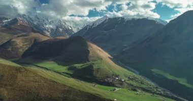 Kuzey Osetya 'nın güzel vadisindeki dağ tepelerinin havadan görünüşü. Kuzey Kafkasya 'nın manzarası ve doğası