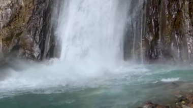 Dağ geçidinde güzel bir şelale. Kuzey Kafkasya 'nın manzarası ve doğası