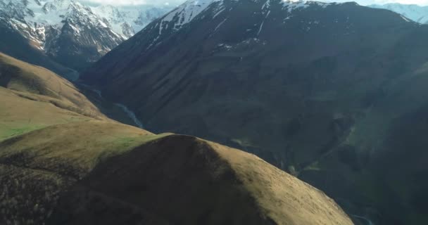 Αεροφωτογραφία Των Βουνοκορφών Στο Όμορφο Φαράγγι Της Βόρειας Οσετίας Τοπίο — Αρχείο Βίντεο