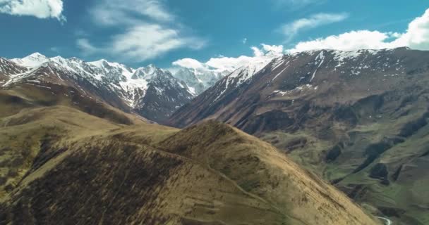 Widok Lotu Ptaka Szczyty Górskie Pięknym Wąwozie Osetii Północnej Krajobraz — Wideo stockowe