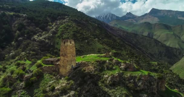 Una Vecchia Torre Sul Pendio Una Gola Montagna Nell Ossezia — Video Stock