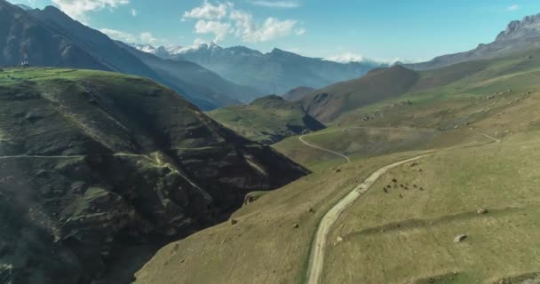 Luftaufnahme Der Straße Die Den Hang Den Bergen Nordossetiens Hinunter — Stockvideo