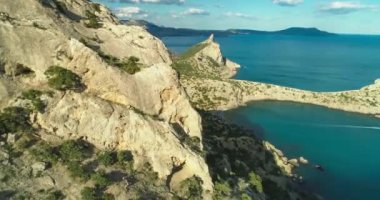 Karadeniz kıyısındaki dağ uçurumlarının havadan görünüşü. Kırım yarımadasının manzarası ve doğası