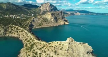 Karadeniz kıyısındaki Cape Kapchik 'in hava manzarası. Kırım yarımadasının manzarası ve doğası
