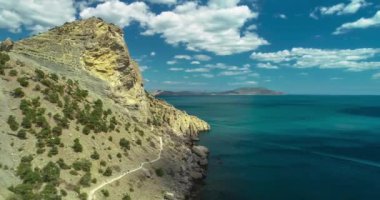 Karadeniz kıyısındaki dağ uçurumlarının havadan görünüşü. Kırım yarımadasının manzarası ve doğası