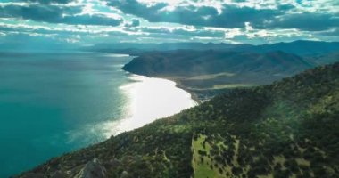 Karadeniz kıyısındaki bir dağ vadisinin havadan görünüşü. Kırım yarımadasının manzarası ve doğası