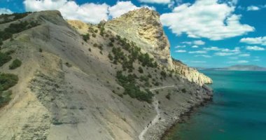 Karadeniz kıyısındaki dağ uçurumlarının havadan görünüşü. Kırım yarımadasının manzarası ve doğası