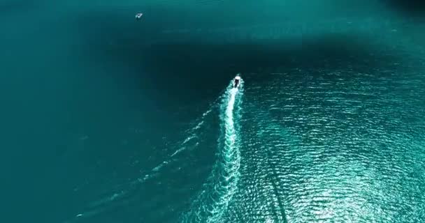 海の上を航海するボートの空中ビュー 黒海沿岸を旅する — ストック動画