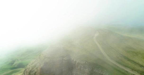 Volando Través Niebla Sobre Altos Acantilados Las Montañas Del Cáucaso — Vídeos de Stock