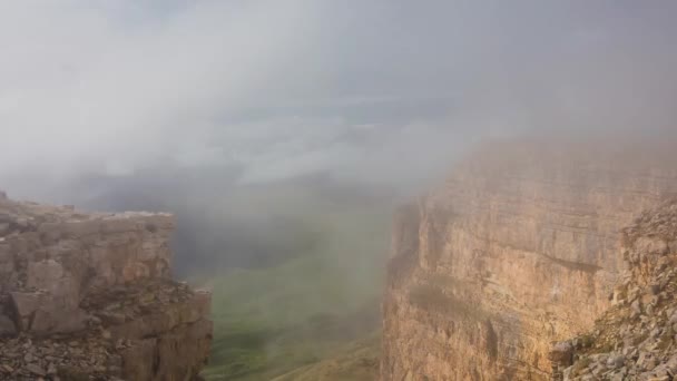 Yüksek Uçurumlarda Bulutların Hareketi Dağlar Bulutlu Kuzey Kafkasya Nın Manzarası — Stok video