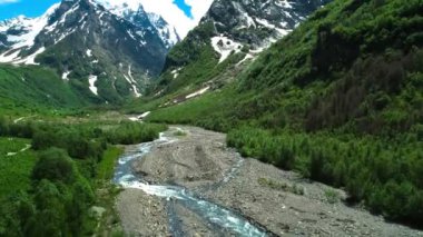 Dağ vadisi ve yüksek dağ yamaçlarının güzel hava manzarası. Kuzey Kafkasya 'nın manzarası ve doğası