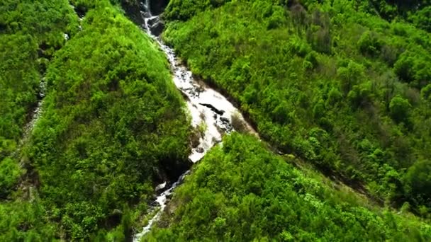 Ein Schöner Wasserfall Einem Berghang Inmitten Eines Grünen Waldes Landschaft — Stockvideo