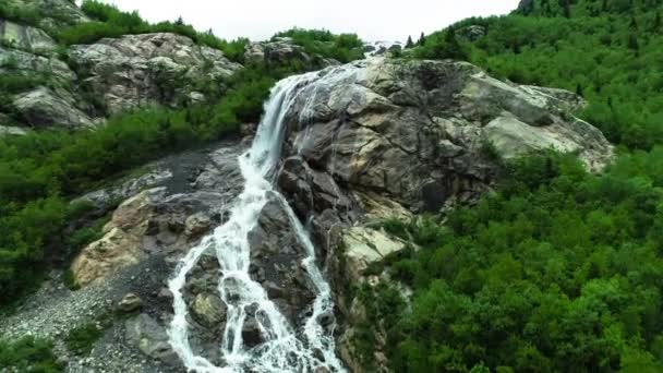 Krásný Vodopád Horském Svahu Uprostřed Zeleného Lesa Krajina Příroda Severního — Stock video