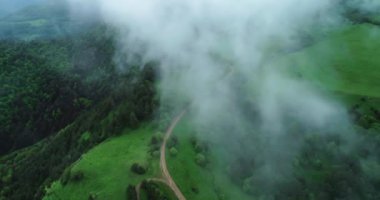 Sise doğru giden bir dağ yolunun havadan görüntüsü. Kuzey Kafkasya 'nın manzarası ve doğası