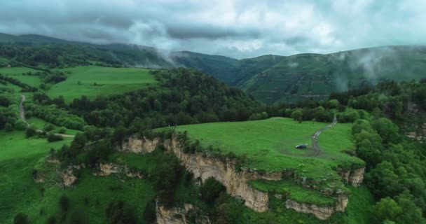 在青翠的森林中俯瞰高山高原的美丽景色 北高加索的景观和性质 — 图库视频影像