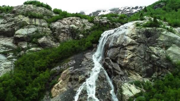 Krásný Vodopád Horském Svahu Uprostřed Zeleného Lesa Krajina Příroda Severního — Stock video