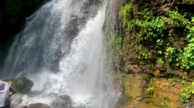 Kuzey Kafkasya 'nın dağlarındaki şelalenin güzel manzarası. Kuzey Kafkasya 'nın manzarası ve doğası