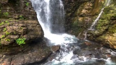 Kuzey Kafkasya 'nın dağlarındaki şelalenin güzel manzarası. Kuzey Kafkasya 'nın manzarası ve doğası