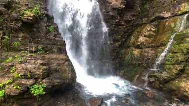 Kuzey Kafkasya 'nın dağlarındaki şelalenin güzel manzarası. Kuzey Kafkasya 'nın manzarası ve doğası