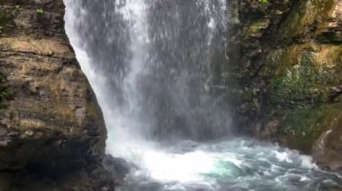 Kuzey Kafkasya 'nın dağlarındaki şelalenin güzel manzarası. Kuzey Kafkasya 'nın manzarası ve doğası