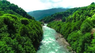 Dağ geçidinde akan bir nehrin havadan görünüşü. Kuzey Kafkasya 'nın manzarası ve doğası