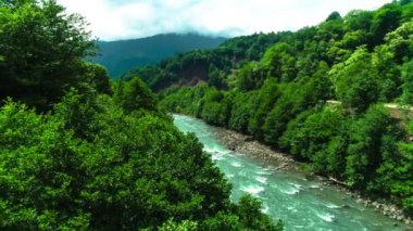 Dağ geçidinde akan bir nehrin havadan görünüşü. Kuzey Kafkasya 'nın manzarası ve doğası