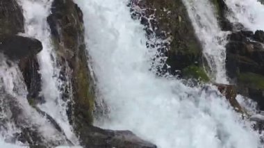 Kuzey Kafkasya 'nın dağlarındaki şelalenin güzel manzarası. Kuzey Kafkasya 'nın manzarası ve doğası