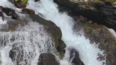 Kuzey Kafkasya 'nın dağlarındaki şelalenin güzel manzarası. Kuzey Kafkasya 'nın manzarası ve doğası
