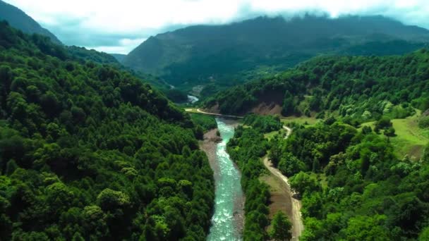 从空中俯瞰一条流经高山峡谷的高山河流 北高加索的景观和性质 — 图库视频影像