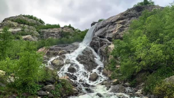 Bela Vista Cachoeira Nas Montanhas Cáucaso Norte Paisagem Natureza Norte — Vídeo de Stock