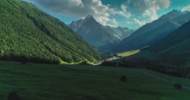 Kafkasya dağlarındaki pitoresk bir geçidin havadan görünüşü. Kuzey Kafkasya 'nın peyzaj ve doğası, Rusya' da seyahat