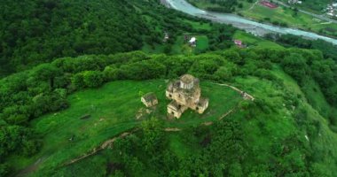 Sentin tapınağı. Kuzey Kafkasya dağlarındaki antik Hristiyan tapınağı 965 yılında inşa edildi.