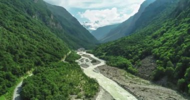 Dağ geçidinde akan bir nehrin havadan görünüşü. Kuzey Kafkasya 'nın manzarası ve doğası