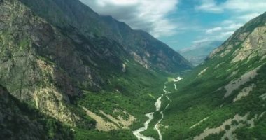 Kafkasya dağlarındaki pitoresk bir geçidin havadan görünüşü. Kuzey Kafkasya 'nın peyzaj ve doğası, Rusya' da seyahat