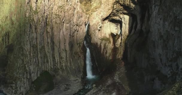 Повітряний Вид Мальовничого Водоспаду Між Скелями Гірській Ущелині Ландшафт Природа — стокове відео