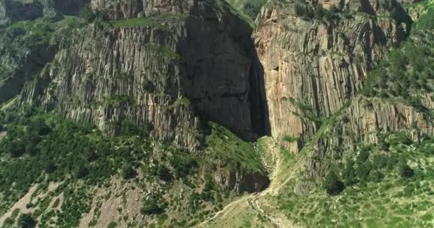 Vista Aérea Altos Acantilados Las Montañas Del Cáucaso Paisaje Naturaleza — Vídeo de stock