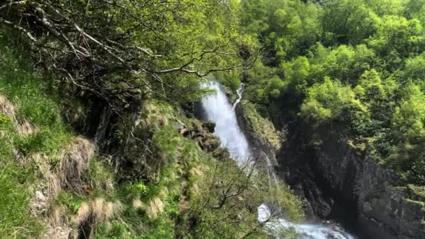 Ωραία Θέα Του Καταρράκτη Στα Βουνά Του Βόρειου Καυκάσου Τοπίο — Αρχείο Βίντεο