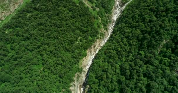 Luftaufnahme Eines Malerischen Wasserfalls Zwischen Felsen Einer Gebirgsschlucht Landschaft Und — Stockvideo
