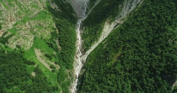从空中俯瞰高山峡谷中岩石间美丽的瀑布 北高加索地区的景观和性质 在俄罗斯旅行 — 图库视频影像