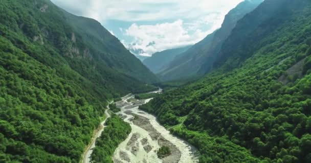 山の峡谷を流れる山の川の空中ビュー 北コーカサスの景観と自然 — ストック動画