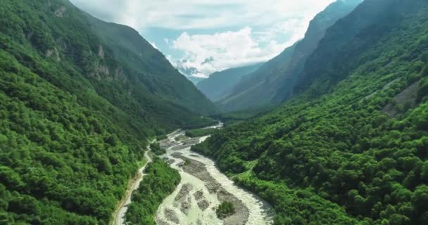 Vista Aérea Rio Montanha Que Flui Através Desfiladeiro Montanha Paisagem — Vídeo de Stock