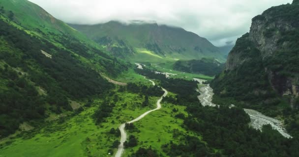 Vista Aérea Pintoresco Desfiladero Las Montañas Del Cáucaso Paisaje Naturaleza — Vídeo de stock