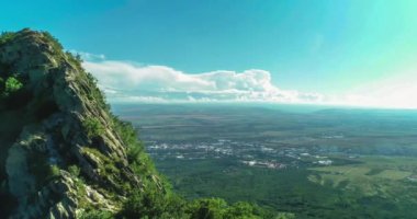 Resimli uçurumların ve şehrin dışındaki yeşil dağ yamaçlarının havadan görünüşü. Kuzey Kafkasya 'nın manzarası ve doğası.