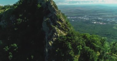Resimli uçurumların ve şehrin dışındaki yeşil dağ yamaçlarının havadan görünüşü. Kuzey Kafkasya 'nın manzarası ve doğası.