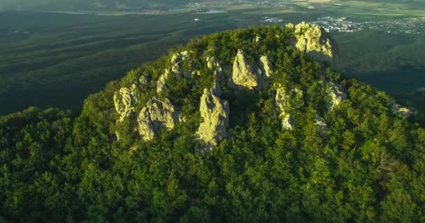 Вид Воздуха Живописные Скалы Зеленые Горные Склоны Пределами Города Пейзаж — стоковое видео