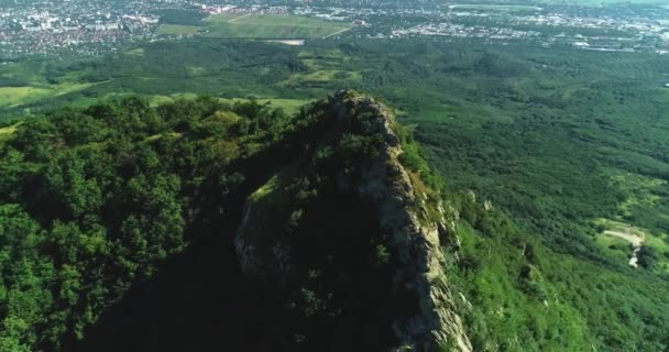 Veduta Aerea Pittoresche Scogliere Verdi Pendii Montagna Fuori Città Paesaggio — Video Stock