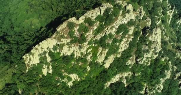 Повітряний Вид Мальовничі Скелі Зелені Гірські Схили Межами Міста Ландшафт — стокове відео