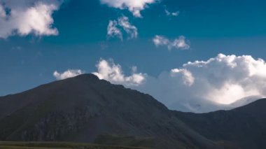 Bulutların dağların üzerinden geçişi. Kuzey Kafkasya 'nın manzarası ve doğası